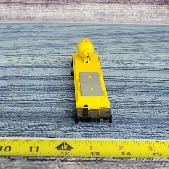 H.O scale light car missing cover UNTESTED yellow and black - Picture 5 of 6